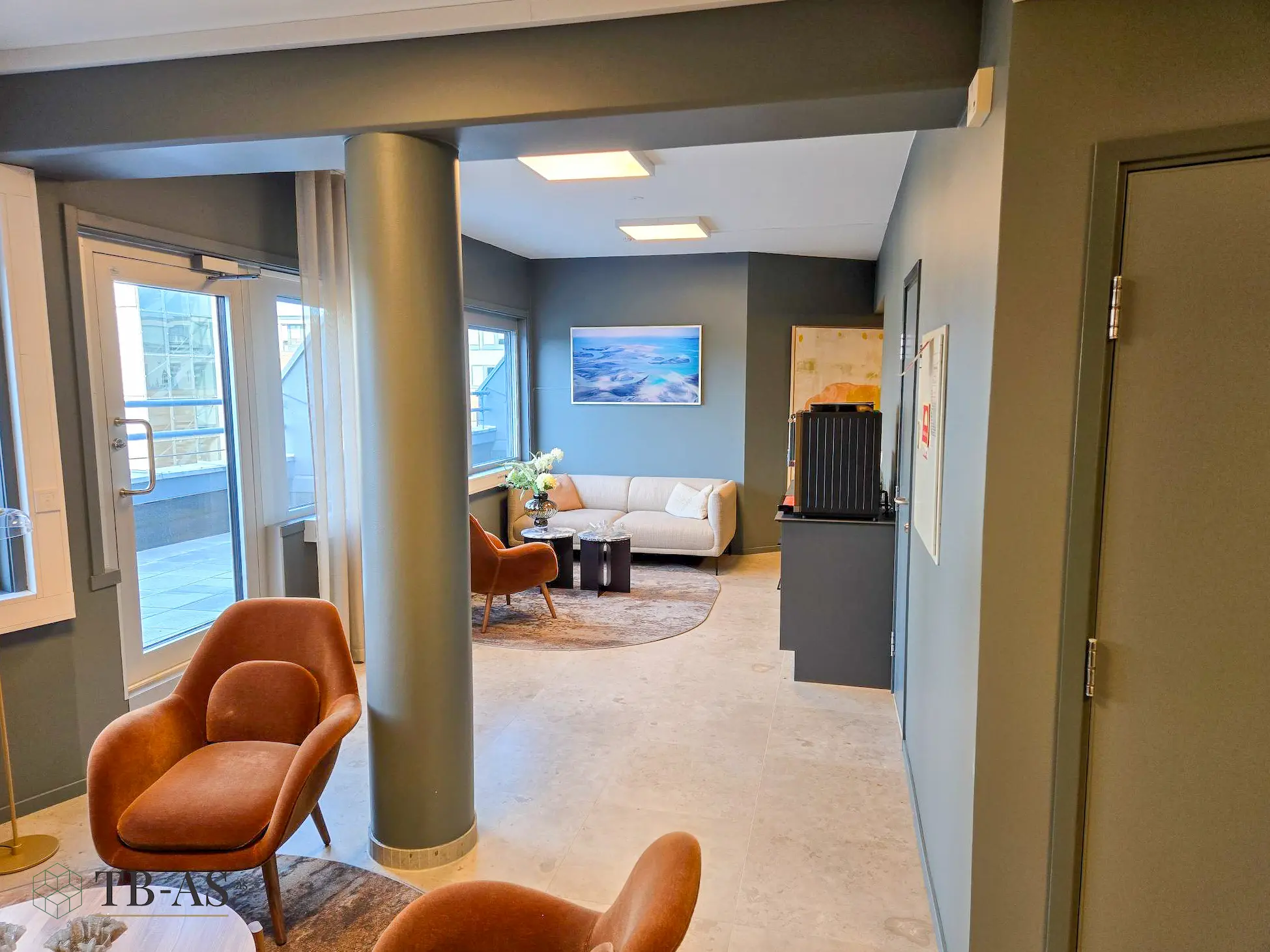 Innredning med glassvegger og sosial sone